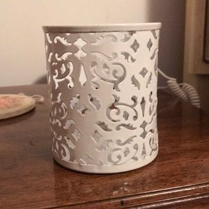 2 white 2 gold candle holders